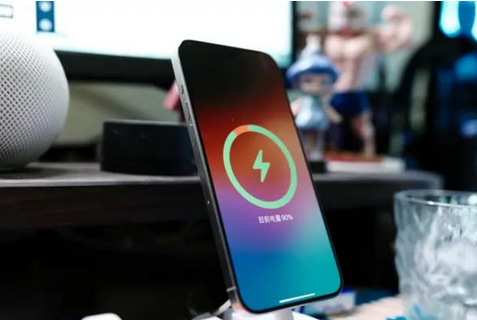 富平苹果15换屏服务分享用什么充电器给iPhone15充电更好 